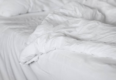 Yatak odasındaki beyaz yastıklar beyaz yatakta. Otel servisi.