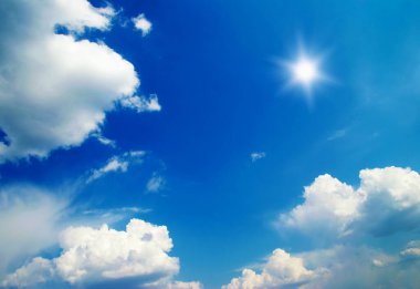 Mavi gökyüzünde beyaz bulutlar