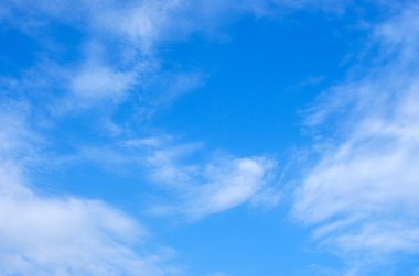 Mavi gökyüzünde beyaz bulutlar