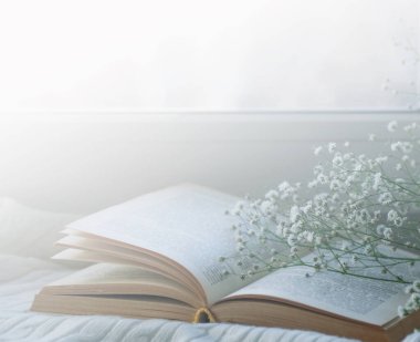 Sıcak kış natürmortu kitabı açtı. Bulanık