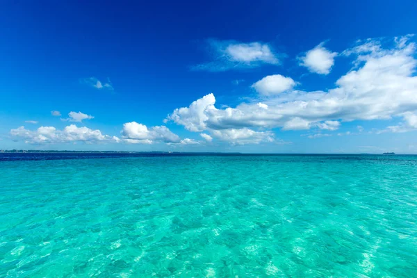 美しい空と青い海 熱帯ビーチ — ストック写真