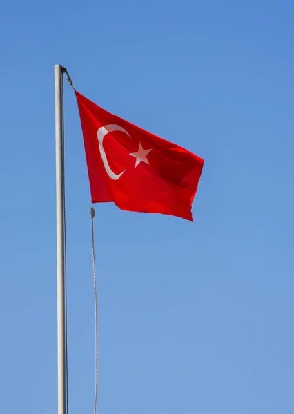 Wapperende Vlag Van Turkije Onder Zonnige Blauwe Hemel — Stockfoto