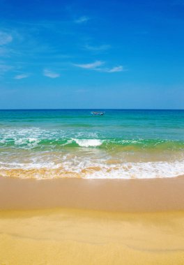 Güzel gökyüzü ve mavi deniz