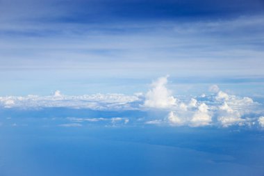 Bulutlu mavi gökyüzü