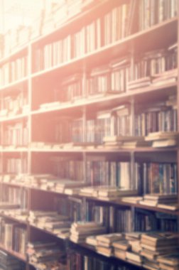 arka plan tasarımınız için Kütüphane içinde bulanık bookshelf