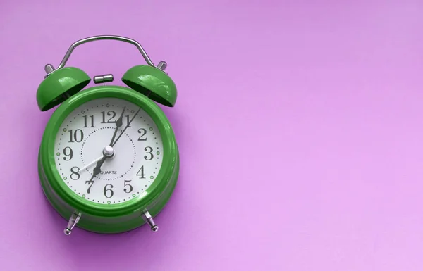 ピンクの背景の緑の目覚まし時計 — ストック写真