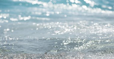 Kumlu sahilde yumuşak deniz dalgası. Arka plan.