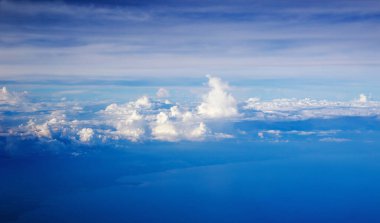 Bulutlar, uçak penceresinden bir görünüm
