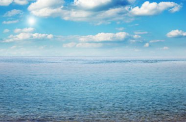 Güzel gökyüzü ve mavi deniz