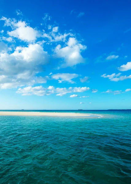 美しい空と青い海 — ストック写真