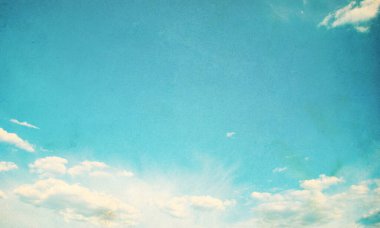 Mavi gökyüzünde beyaz bulutlar