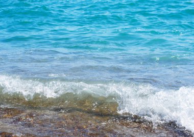 Deniz dalgası kumsalda