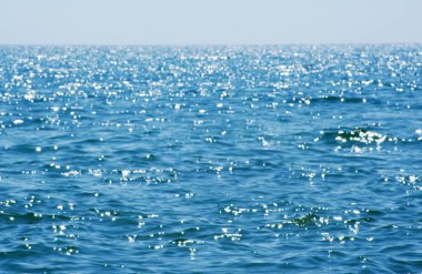 Deniz arka planındaki ışıklar. Dalgalar.