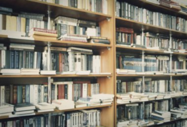 arka plan tasarımınız için Kütüphane içinde bulanık bookshelf