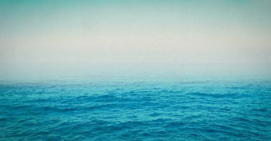 Güzel gökyüzü ve mavi deniz