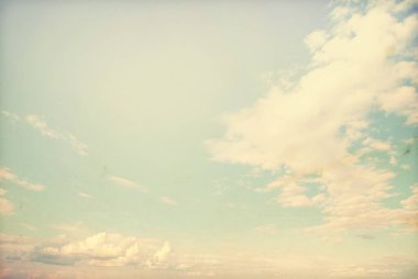 Mavi gökyüzündeki bulutlar