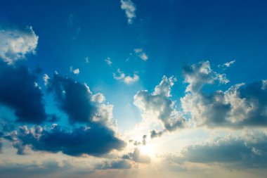 Mavi gökyüzünde beyaz bulutlar