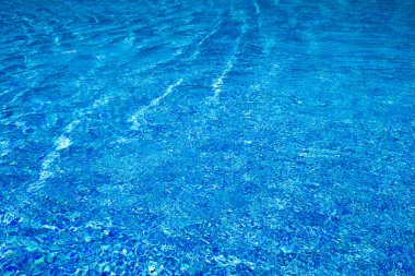 Yüzme havuzunda su dalgalanma