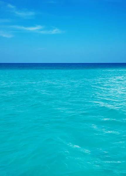 美しい空と青い海 海のビーチ — ストック写真