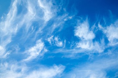 Mavi gökyüzünde beyaz bulutlar