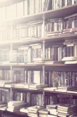 arka plan tasarımınız için Kütüphane içinde bulanık bookshelf