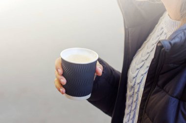 Kadın elinde bir bardak kapuçino.