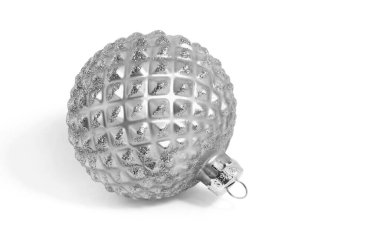 Beyaz arka planda Noel topu