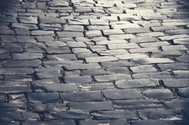 arka plan olarak Arnavut kaldırımlı yol