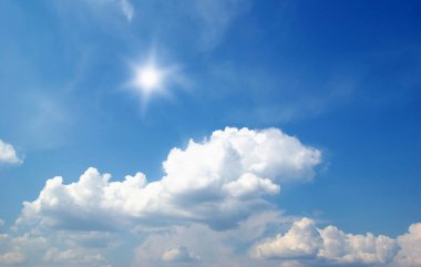 Mavi gökyüzündeki bulutlar