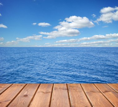  Deniz ve ahşap platform