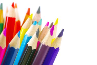 Beyaz arka plan üzerinde renkli kalemler yığını