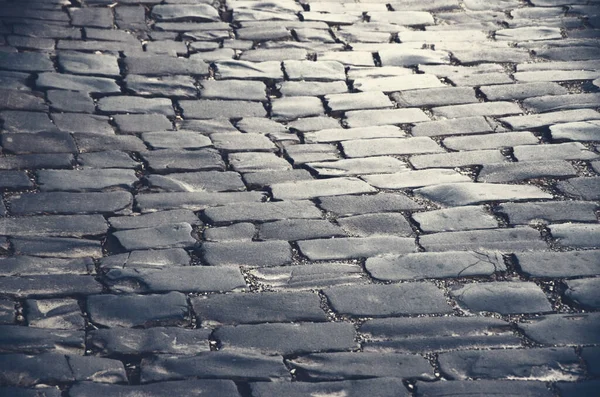 arka plan olarak Arnavut kaldırımlı yol