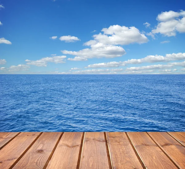  Deniz ve ahşap platform