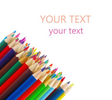 Beyaza izole edilmiş çeşitli renkli kalemler.