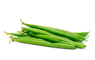 Beyaz arkaplanda yeşil fasulyeler izole edilmiş.