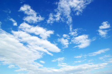 Mavi gökyüzündeki bulutlar