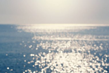 Deniz arka planındaki ışıklar. Dalgalar.