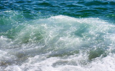 Kumlu sahilde yumuşak deniz dalgası. Arka plan.