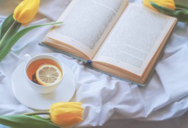 Bir fincan sıcak çay ve kitap.