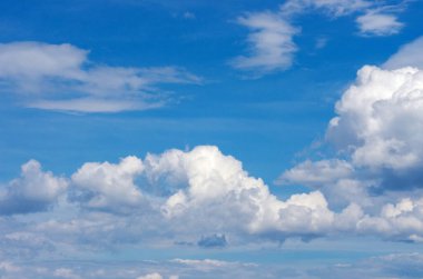 Mavi gökyüzünde beyaz bulutlar