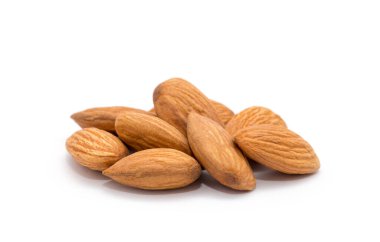 Badem beyaz arkaplanda izole edildi