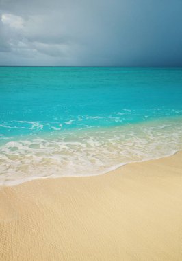 Kumsalda deniz dalgaları.