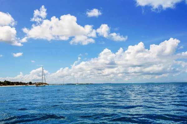 Schöner Himmel Und Blaues Meer — Stockfoto