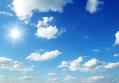 Mavi gökyüzündeki bulutlar