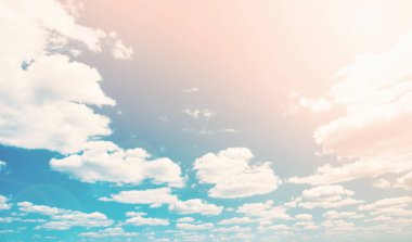 Mavi gökyüzünde beyaz bulutlar