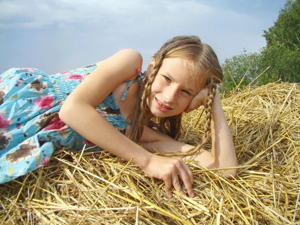 Κορίτσι τοποθέτηση εγγύηση αχύρου — Φωτογραφία Αρχείου