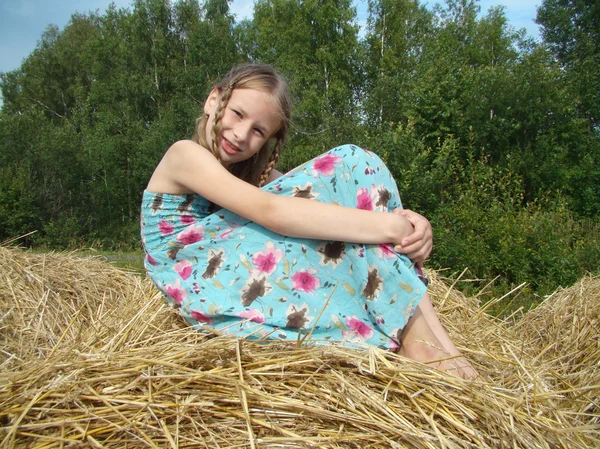 Κορίτσι τοποθέτηση εγγύηση αχύρου — Φωτογραφία Αρχείου