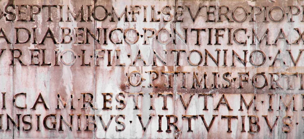 Alte lateinische Inschrift auf einem alten Stein. — Stockfoto