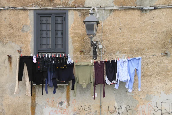 Gewassen kleren drogen in de zon. — Stockfoto
