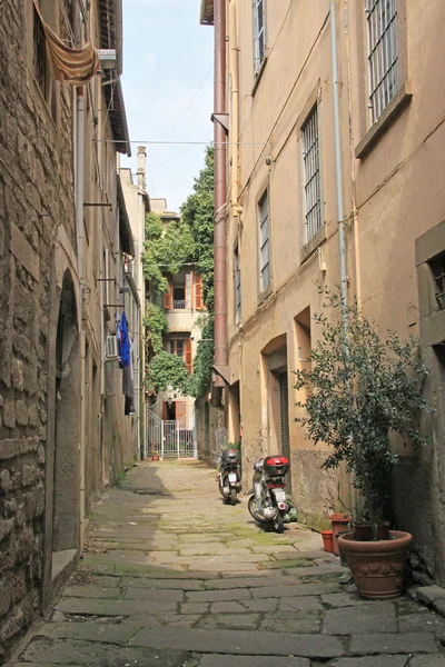 Vieille rue étroite dans une ville médiévale — Photo